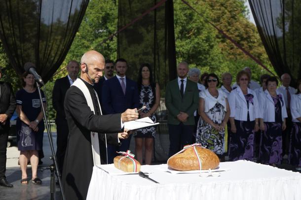Szőke Gábor római katolikus plébános megszenteli az új kenyeret.