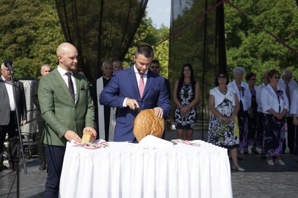 Janiczak Dávid polgármester megszegi az új kenyeret.