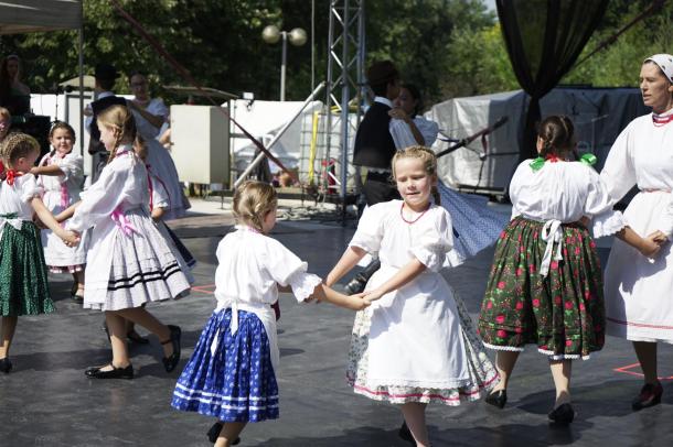 Az Ózdi Gyöngyvirág Néptánc Egyesület tagjai táncolnak.