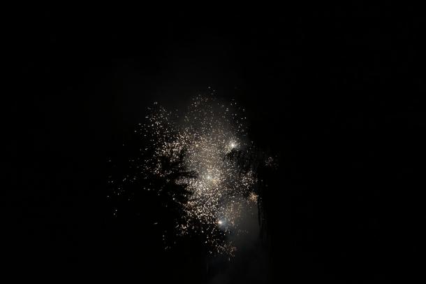 Az ünnepi tűzijáték jelenete.