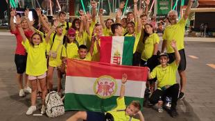 A Bolyky Tamás Általános Iskola diákjai összeálltak az iskola zászlójával egy csoport fotóra a Nemzeti Atlétikai Központ előtt.