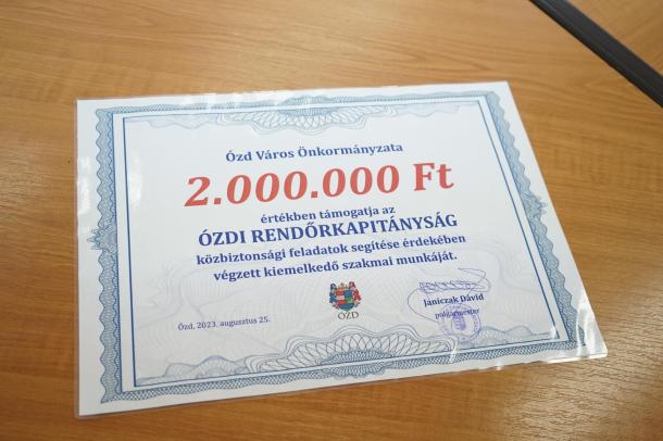 A kétmillió forintról szóló jelképes papír.