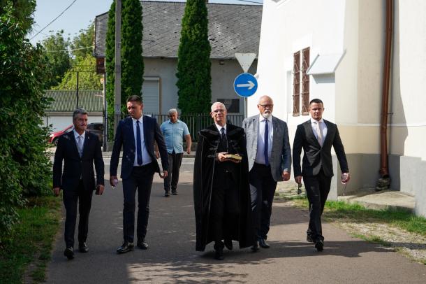 Balog Zoltán református püspök megérkezik az Ózdi Református Templomba