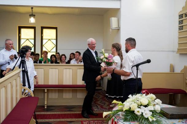 Az Ózdi Református Egyházközség nevében ajándékot ad át Balog Zoltán püspöknek Csikainé Mihalik Éva lelkész