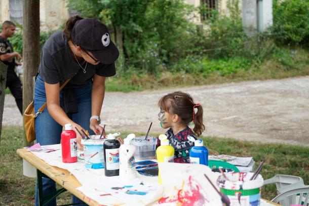 A  Van Helyed Alapítvány önkéntes munkatársai a gyerekek arcát is kifestették.