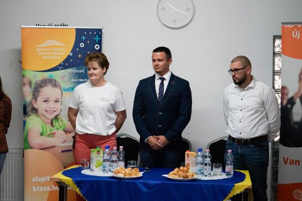A képen (balról jobbra): Bodnár Pásztor Edina,  Észak-magyarországi Regionális intézményvezető, Janiczak Dávid polgármester és Bacsó Benjámin a BTESZ Alapítvány kuratóriumi elnöke.