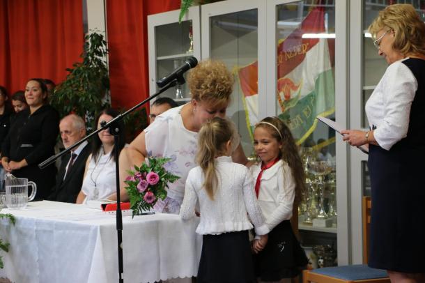 A Kazincbarcikai Tankerületi Központ igazgatóját, Markovicsné Demeter Edinát virágcsokorral köszöntötték az iskola diákjai.