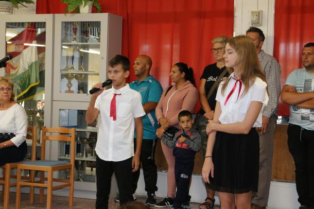 A diákok verset szavalnak az ünnepségen.