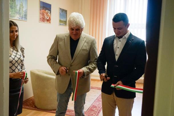 Dr. Almási Csaba jegyző és Janiczak Dávid polgármester átvágják a szalagot.