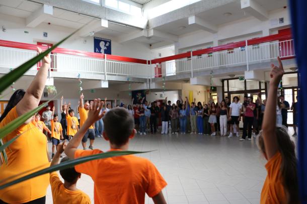 A Győztes Bárány ózdi katolikus közösség együtt táncol az olasz középiskolásokkal.