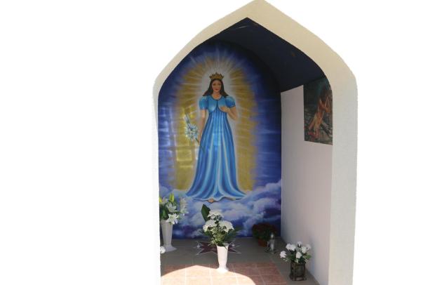 A kápolna belső falán Szűz Mária látható.
