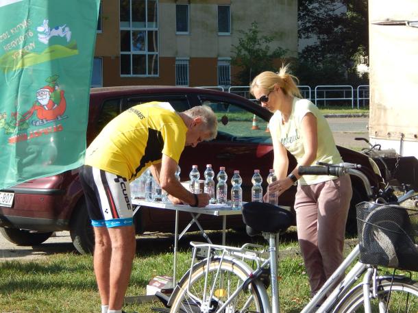 A kerékpártúra minden korosztályt megmozgat. A regisztrációs asztalnál Hamkó László.