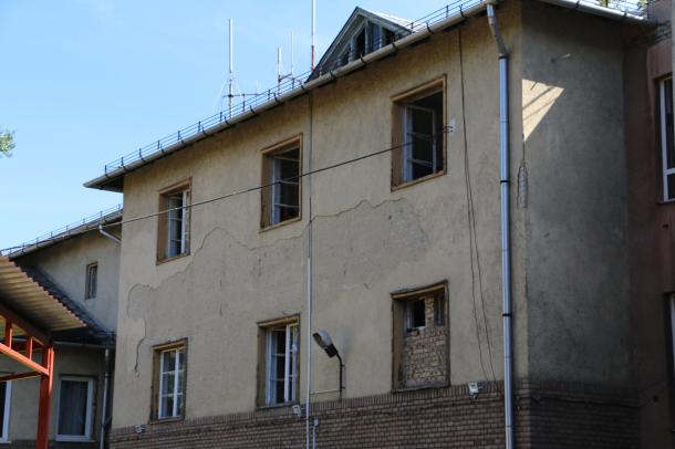 Távoli kép a rossz állapotú épület egyik oldaláról.