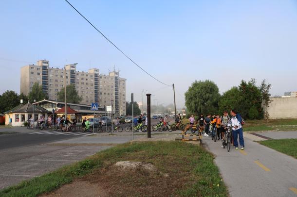 Az Újváros Téri Általános Iskola diákjai a Piac úton tolják át a biciklijüket.