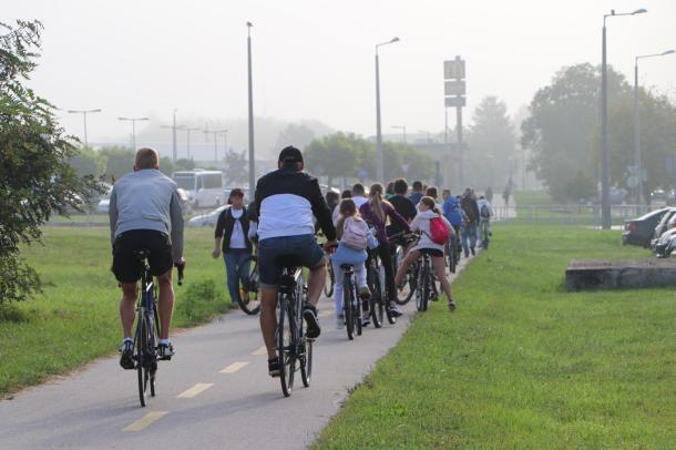 A bicikli úton tekerő fiatalok tanáraikkal.