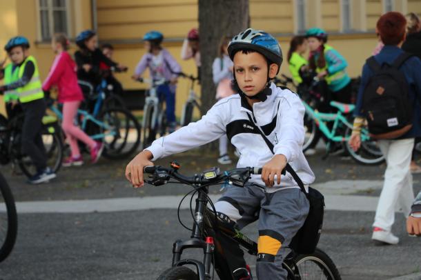 Bicikliző fiú.