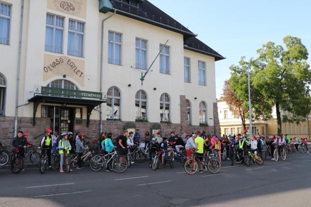 Száz biciklis az Olvasó épülete előtt.