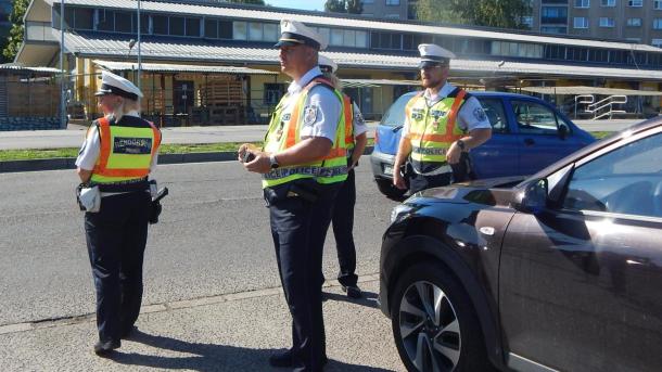 Az Ózdi Rendőrkapitányság Közlekedésrendészeti Osztályának munkatársai a Piac úton ellenőriznek.