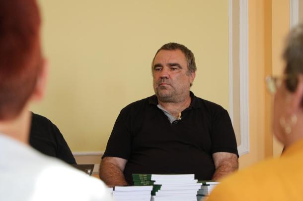 Lengyel János író, újságíró, a Magyar Újságírók Közösségének elnökségi tagja.