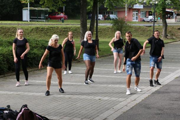 Zenés, táncos produkció a Dance Fitness előadásában.