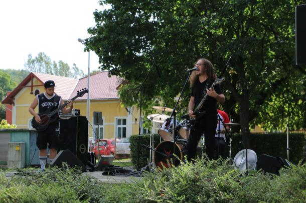 A rock és metál dalokat játszó zenekar a színpadon.