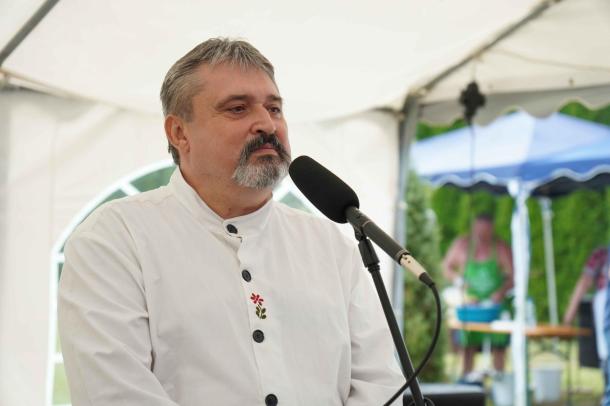 Kocsik László Csaba polgármester köszönti a résztvevőket az V. Kissikátori Barkó Dalostalálkozón.