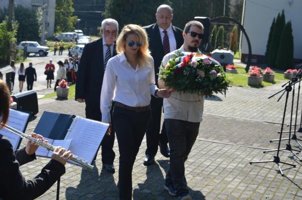 Az emlékműnél több szervezet képviselője is elhelyezte a megemlékezés virágait.