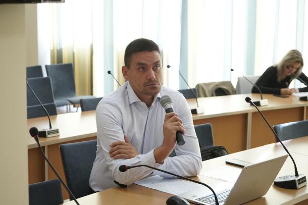 Dr. Csuzda Gábor önkormányzati képviselő kért szót.