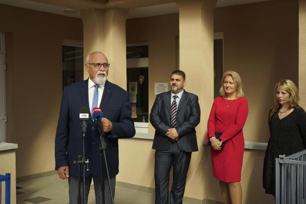 Riz Gábor országgyűlési képviselő, miniszteri biztos üdvözli az intézményátadó ünnepséget.