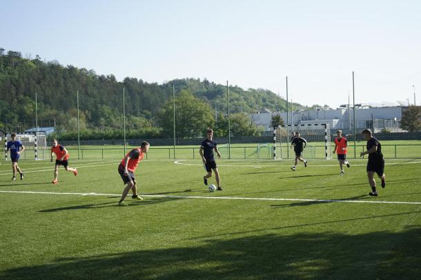 A városi stadionban futball mérkőzéseket tartottak a diákok.