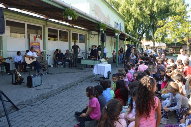 Nemzetiségi kulturális napot tartottak az Ózdi Apáczai Csere János Általános Iskolában.