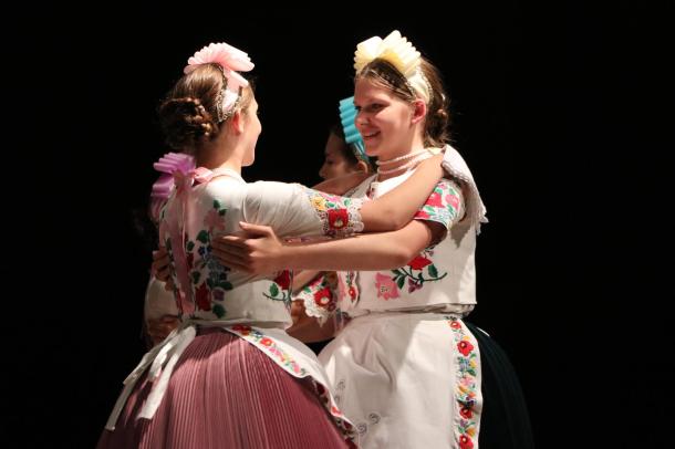 Közeli kép két táncos lányról.