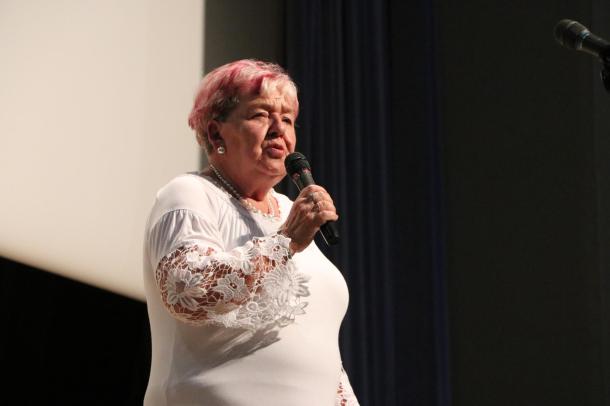 Levora Sándorné, az Ózdi Szívbetegek Egyesületének elnöke énekel a megjelenteknek.
