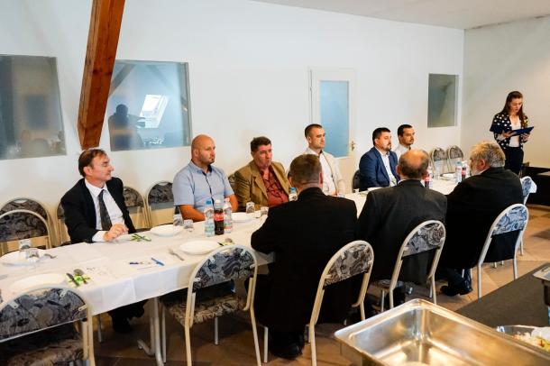 Az Ózdi Távhő Kft. épületében asztalhoz ültek a projektért felelős szakemberek, hogy értékeljék az eltelt időszakot.