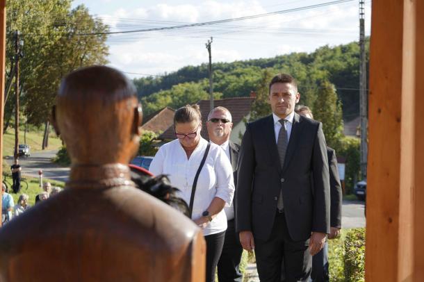 A Fidesz-KDNP és a Fidelitas helyi szervezetének képviselői is fejet hajtottak az emlékműnél.