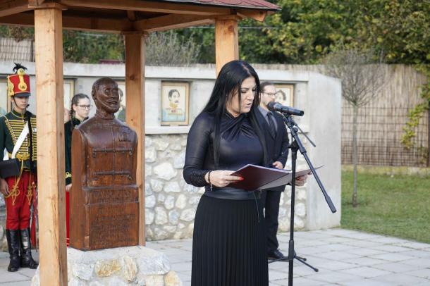Zsuponyó Anett Ózd város alpolgármestere mond ünnepi beszédet.