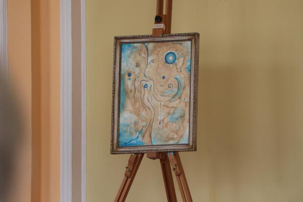 Balogh Ildikó egyik festménye, amin a kék és barna színek dominálnak.