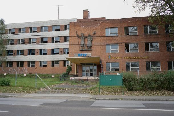 Az egykori „Béke Szálló”, SPIC Iskolacentrum épülete a Vasvár úton.