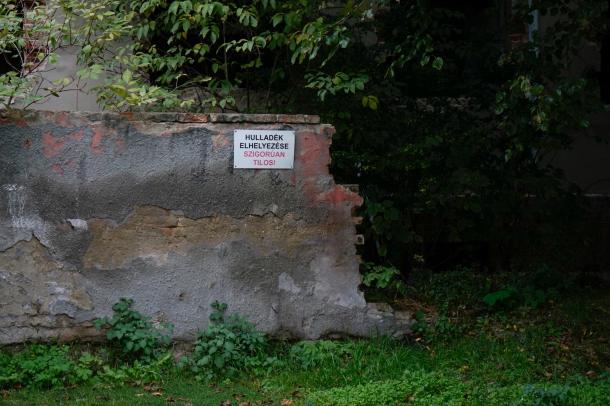 A Faluban található egykori bank épületnél a falra erősítették a „Hulladék elhelyezése szigorúan tilos!” táblát.