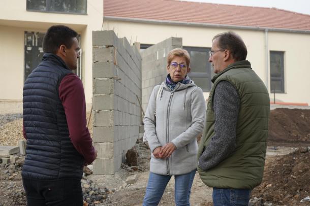 Dr. Csuzda Gábor, Gérecz Gabriella és Kisbenedek Olivér beszélget az új óvoda előtt.