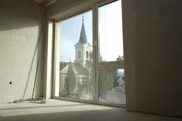Templom az új óvoda épületének egyik ablakából.