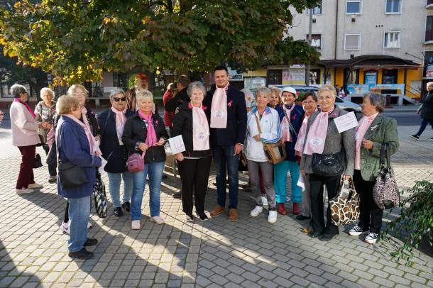 Janiczak Dávid polgármester a résztvevőkkel a Városház téren.