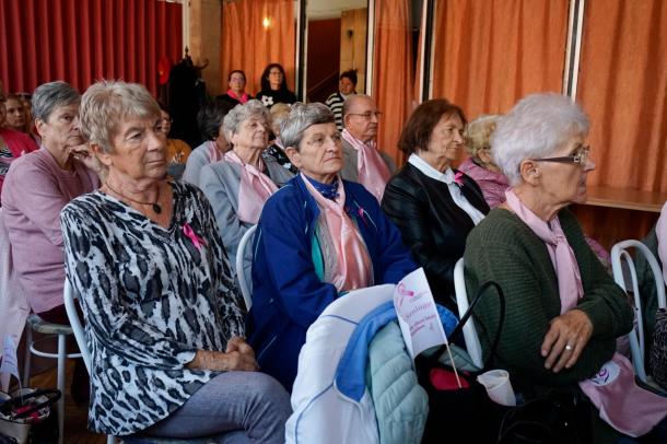 _A részvevők érdeklődve hallgatják az előadásokat.