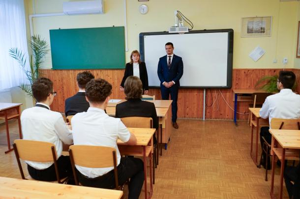 Janiczak Dávid polgármester az Ózdi Szakképzési Centrum Bródy Imre Technikum diákjainak vitte el az okleveleket.