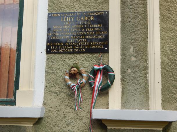 Koszorúk Léhy Gábor egykori lakóháza falán található 2017-ben felavatott emléktábla alatt, amelyet Riz Gábor országgyűlési képviselő, miniszteri biztos és a susaiak közössége állíttatott.