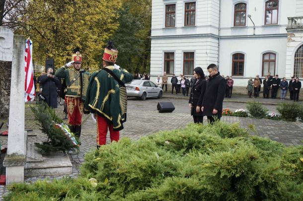 Janiczak Dávid, polgármester és Zsuponyó Anett, alpolgármester fejet hajt az emlékmű előtt.