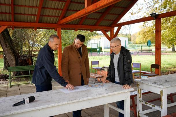 Nagy-Mengyi Péter, Janiczak Dávid és Szaka Attila a terveket nézik.