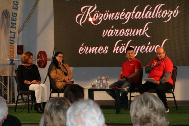 A színpadon a beszélgetőpartnerek (balról jobbra): Stefanek Gertrúd, Fodor Emese, Munkácsi Norbert és Csorba Lajos.