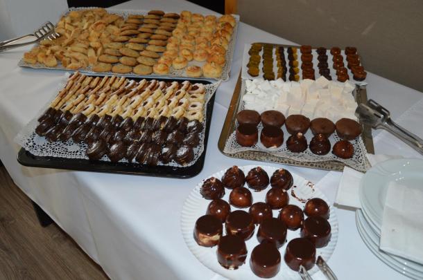 A vendégeket a cukrásztanulók által készített süteményekkel vendégelték meg.