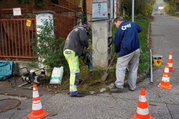 Az ÓVI két szakembere lyukat ás a táblának.